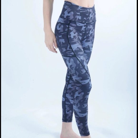 ZYIA Pants - Zyia Camo Pocket Light n Tight Hi-Rise Capri Size 4